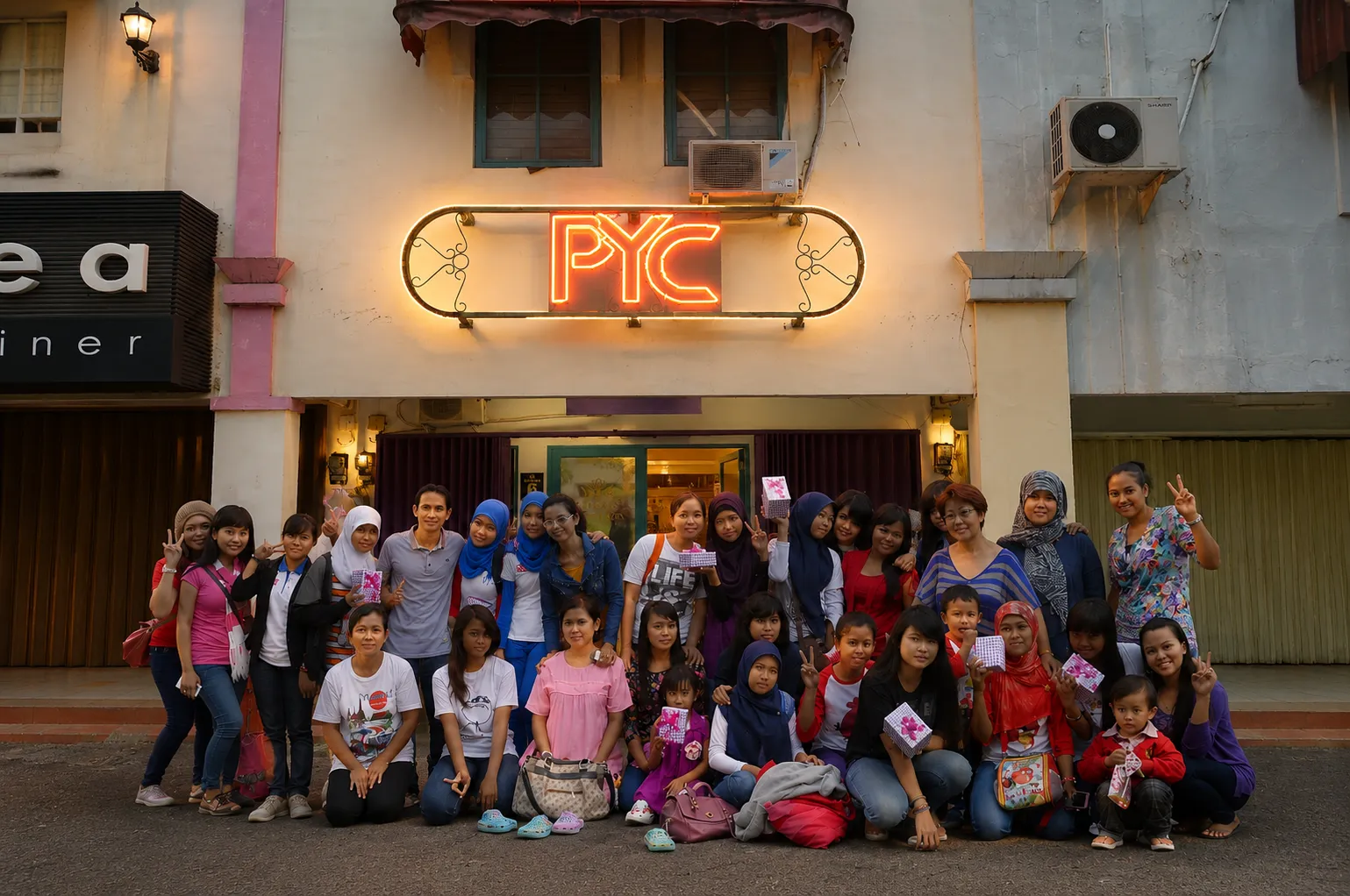 Tim dan keluarga besar PayungCustom.com (PYC) di depan workshop payung custom